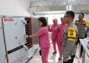 Kapolres Sukamara AKBP Abdian Berkat Ndraha, S.I.K., S.H., M.H. bersama Ketua Bhayangkari Cabang Sukamara serta Para Pejabat Utama (PJU) Polres Sukamara melaksanakan kegiatan pengecekan SPPG Polres Sukamara, Kamis (12/02/2026) Pagi.