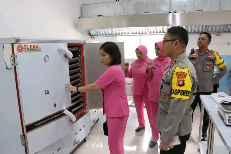 Kapolres Sukamara AKBP Abdian Berkat Ndraha, S.I.K., S.H., M.H. bersama Ketua Bhayangkari Cabang Sukamara serta Para Pejabat Utama (PJU) Polres Sukamara melaksanakan kegiatan pengecekan SPPG Polres Sukamara, Kamis (12/02/2026) Pagi.