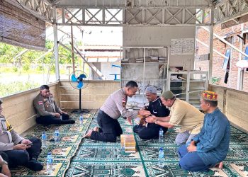 Kapolres Nagan Raya AKBP Dr. Benny Bathara menyalurkan bantuan berupa Al-Qur’an serta material bangunan kepada TPA Mukhlisin, yang berlokasi di Desa Puworjoe, Kecamatan Kuala, Kabupaten Nagan Raya, pada Jumat (13/2/2026) sekira pukul 15.00 WIB.