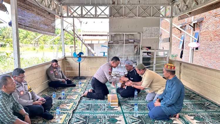 Kapolres Nagan Raya AKBP Dr. Benny Bathara menyalurkan bantuan berupa Al-Qur’an serta material bangunan kepada TPA Mukhlisin, yang berlokasi di Desa Puworjoe, Kecamatan Kuala, Kabupaten Nagan Raya, pada Jumat (13/2/2026) sekira pukul 15.00 WIB.