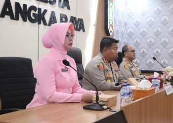 Kapolresta Palangka Raya Kombes Pol Dedy Supriadi, S.I.K., M.H. bersama Ketua Bhayangkari Cabang Kota Palangka Raya Ny. Ayi Dedi Supriadi, Wakapolresta Palangka Raya serta Pejabat Utama (PJU) mengikuti kegiatan Peresmian dan Ground Breaking SPPG Polri serta Peresmian Gudang Ketahanan Pangan oleh Presiden Republik Indonesia secara daring, Jumat (13/2/2026).