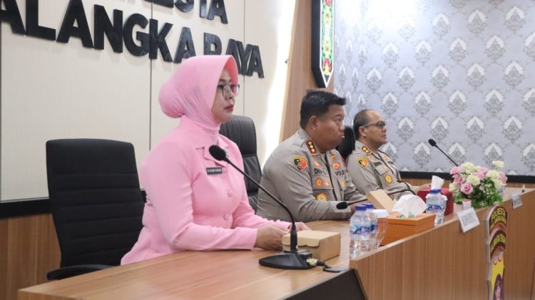 Kapolresta Palangka Raya Kombes Pol Dedy Supriadi, S.I.K., M.H. bersama Ketua Bhayangkari Cabang Kota Palangka Raya Ny. Ayi Dedi Supriadi, Wakapolresta Palangka Raya serta Pejabat Utama (PJU) mengikuti kegiatan Peresmian dan Ground Breaking SPPG Polri serta Peresmian Gudang Ketahanan Pangan oleh Presiden Republik Indonesia secara daring, Jumat (13/2/2026).