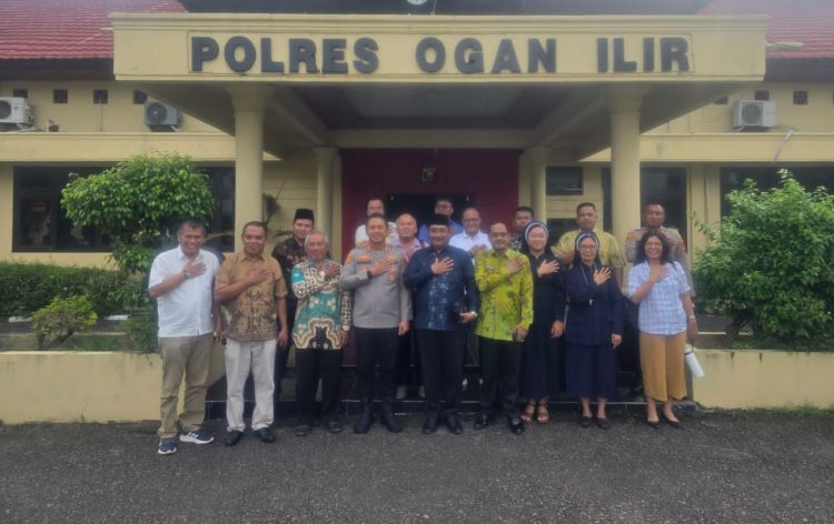 Kapolres Ogan Ilir, Bagus Suryo Wibowo,S.I.K menggelar kegiatan silaturahmi bersama Forum Kerukunan Umat Beragama Kabupaten Ogan Ilir (FKUB) serta tokoh agama Islam dan Nasrani, Sabtu (14/2/2026), bertempat di Mapolres Ogan Ilir.