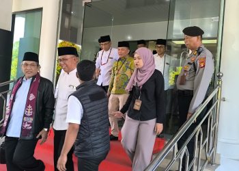 Kegiatan pengamanan dilakukan secara terpadu dengan menempatkan personel pada titik strategis bandara, mulai dari area kedatangan, jalur VIP, hingga akses keluar bandara guna memastikan seluruh rangkaian kegiatan berlangsung tertib, aman, dan terkendali.