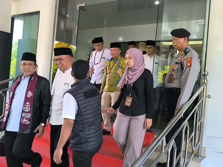 Kegiatan pengamanan dilakukan secara terpadu dengan menempatkan personel pada titik strategis bandara, mulai dari area kedatangan, jalur VIP, hingga akses keluar bandara guna memastikan seluruh rangkaian kegiatan berlangsung tertib, aman, dan terkendali.