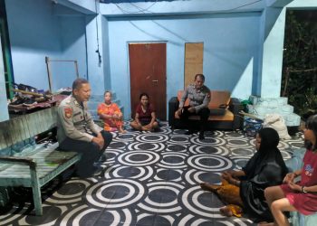 personel langsung melakukan pendekatan persuasif kepada kedua pihak yang terlibat guna meredam situasi serta mencegah konflik berkembang menjadi gangguan kamtibmas yang lebih luas di lingkungan sekitar.