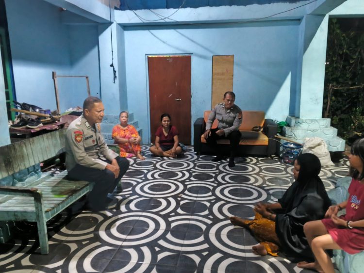 personel langsung melakukan pendekatan persuasif kepada kedua pihak yang terlibat guna meredam situasi serta mencegah konflik berkembang menjadi gangguan kamtibmas yang lebih luas di lingkungan sekitar.