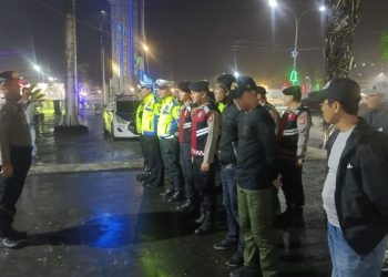 Apel tersebut dipimpin oleh Perwira Pengendali (Padal) Ipda Jeremia W. Tarigan dan diikuti oleh personel piket fungsi jajaran Polresta Palangka Raya yang akan bertugas dalam patroli rutin malam hari.