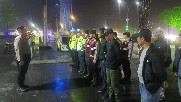 Apel tersebut dipimpin oleh Perwira Pengendali (Padal) Ipda Jeremia W. Tarigan dan diikuti oleh personel piket fungsi jajaran Polresta Palangka Raya yang akan bertugas dalam patroli rutin malam hari.
