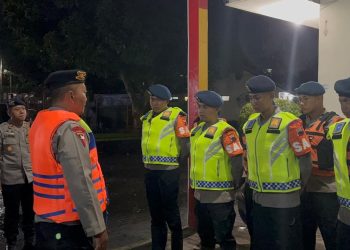 personel Satuan Brimob Polda Jawa Tengah harus berjibaku menembus genangan banjir demi menyelamatkan seorang warga yang membutuhkan penanganan medis darurat.