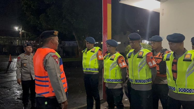 personel Satuan Brimob Polda Jawa Tengah harus berjibaku menembus genangan banjir demi menyelamatkan seorang warga yang membutuhkan penanganan medis darurat.