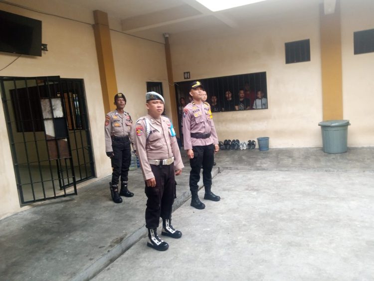 Pamapta II SPKT Polresta Palangka Raya bersama personel piket fungsi melaksanakan kontrol rutin ruang tahanan di Rutan Polresta Palangka Raya, Senin (16/2/2026).