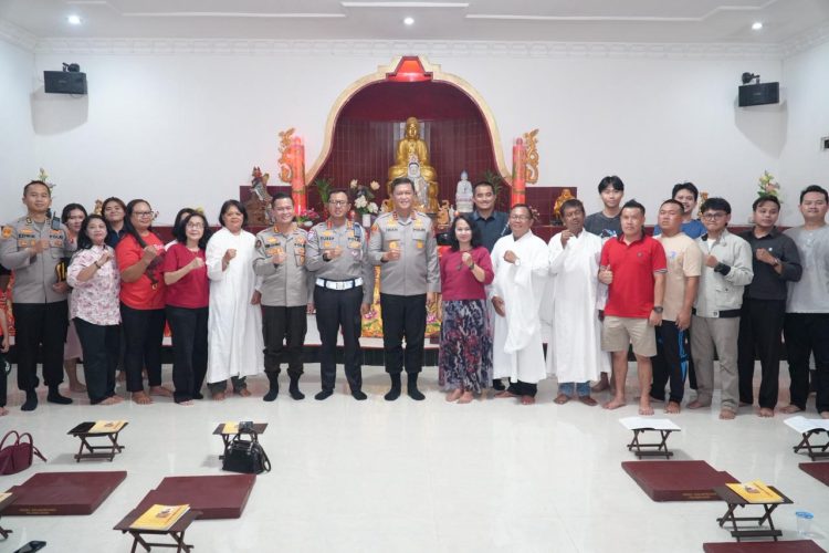 Kapolda Kalimantan Tengah, Irjen Pol Iwan Kurniawan, S.IK., M.Si. melaksanakan kunjungan ke Vihara Avalokitesvara Budhayana, Jl. Tjilik Riwut Km.9, Kota Palangka Raya, Senin (16/2/2026) malam