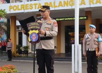 Wakapolresta Palangka Raya AKBP Moch. Isharyadi Fitriawan, S.I.K., M.M., memimpin pelaksanaan Upacara Kesadaran Nasional di halaman Mapolresta Palangka Raya.