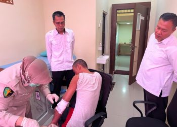 Satuan Tahanan dan Barang Bukti (Sattahti) Polresta Palangka Raya melaksanakan pemeriksaan medis terhadap seorang tahanan di ruang Dokpol RS Bhayangkara Jalan A. Yani.