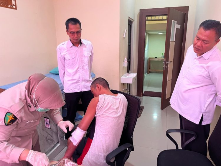Satuan Tahanan dan Barang Bukti (Sattahti) Polresta Palangka Raya melaksanakan pemeriksaan medis terhadap seorang tahanan di ruang Dokpol RS Bhayangkara Jalan A. Yani.