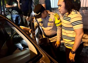 Petugas segera melakukan tindakan kepolisian berupa pengamanan tempat kejadian perkara, pendataan, serta permintaan keterangan awal dari saksi di lokasi guna memastikan situasi tetap aman dan kondusif.