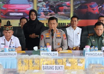 Kapolda Kalteng Irjen Pol Iwan Kurniawan, S.IK., M.Si, saat memimpin konferensi pers pengungkapan tindak pidana narkoba, di Halaman Gedung Bhayangkara, Mapolda setempat, Rabu (18/2/2026) siang.