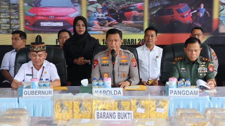 Kapolda Kalteng Irjen Pol Iwan Kurniawan, S.IK., M.Si, saat memimpin konferensi pers pengungkapan tindak pidana narkoba, di Halaman Gedung Bhayangkara, Mapolda setempat, Rabu (18/2/2026) siang.