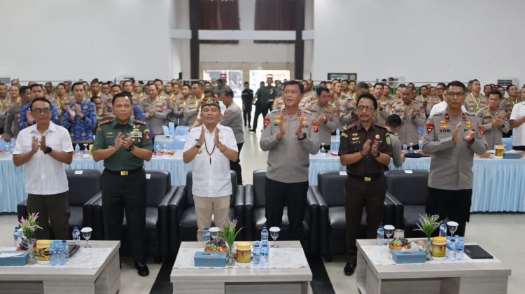Kegiatan tersebut dihadiri unsur pimpinan daerah, seperti Gubernur Kalteng H. Agustiar Sabran, Pangdam XXII Tambun Bungai, dan unsur Forkopimda lainnya, serta instansi terkait sebagai forum strategis untuk memperkuat koordinasi lintas sektor dalam menjaga stabilitas keamanan wilayah.