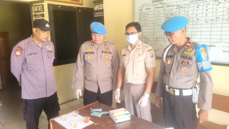Kegiatan dilakukan di ruang Polsek Sebangau dan Polsek Pahandut dengan melibatkan tim medis yang memeriksa total 16 personel menggunakan alat tes kit guna memastikan kondisi personel tetap bebas dari zat terlarang.