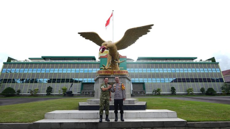 Kapolda Sumatera Selatan Irjen Pol. Dr. Sandi Nugroho, S.I.K., S.H., M.Hum. melaksanakan lawatan kerja ke Markas Kodam II Sriwijaya pada Rabu, 18 Februari 2026.
