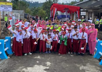 Kapolres Purbalingga AKBP Anita Indah Setyaningrum secara simbolis meresmikan Jembatan Merah Putih Presisi di dua lokasi terdampak bencana banjir Desa Sangkanayu, Kecamatan Mrebet, Kabupaten Purbalingga, Kamis (19/2/2026) pagi.