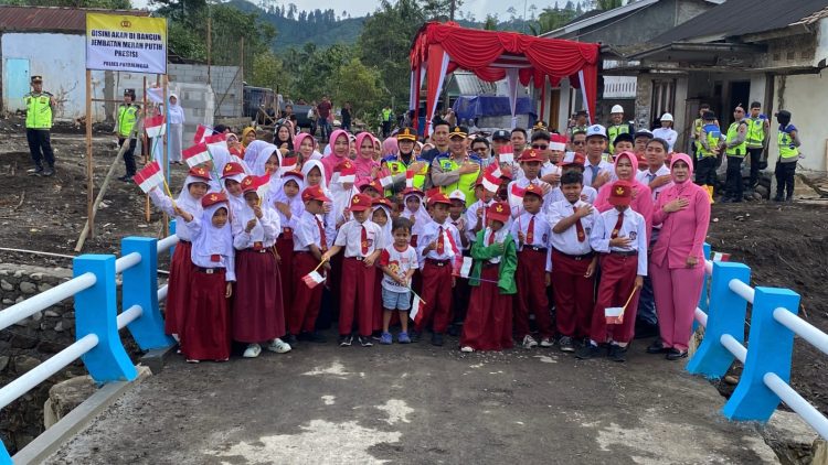 Kapolres Purbalingga AKBP Anita Indah Setyaningrum secara simbolis meresmikan Jembatan Merah Putih Presisi di dua lokasi terdampak bencana banjir Desa Sangkanayu, Kecamatan Mrebet, Kabupaten Purbalingga, Kamis (19/2/2026) pagi.