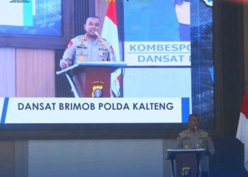 Dansatbrimob Polda Kalteng, Kombes Pol. Irwan Jaya, S.I.K., saat memberikan materi pada kegiatan Rapat Pimpinan (Rapim) Polri yang digelar di Aula Graha Bhayangkara Polda Kalimantan Tengah, Kamis (19/2/2026).