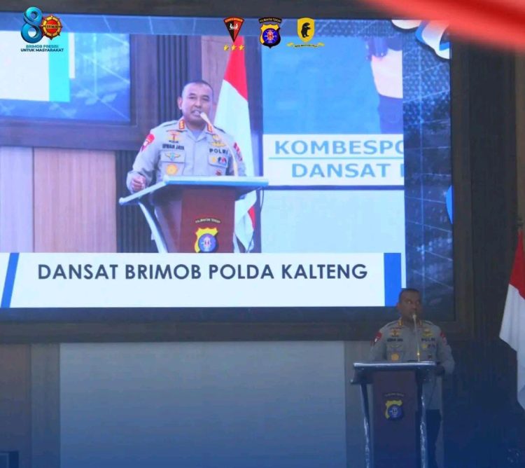 Dansatbrimob Polda Kalteng, Kombes Pol. Irwan Jaya, S.I.K., saat memberikan materi pada kegiatan Rapat Pimpinan (Rapim) Polri yang digelar di Aula Graha Bhayangkara Polda Kalimantan Tengah, Kamis (19/2/2026).