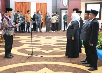 Wakil Gubernur Kalimantan Tengah Edy Pratowo melantik dan mengambil sumpah jabatan Pimpinan Badan Amil Zakat Nasional Provinsi Kalimantan Tengah periode 2025–2030, di Aula Jayang Tingang Lantai I, Kamis (19/2/2026).