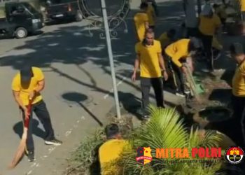 jajaran personel Polres Pangkep turun langsung ke lapangan menggelar bakti sosial dengan membersihkan tempat ibadah, Jumat (20/02/2026).