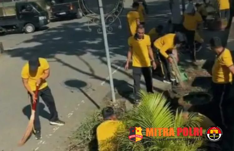 jajaran personel Polres Pangkep turun langsung ke lapangan menggelar bakti sosial dengan membersihkan tempat ibadah, Jumat (20/02/2026).