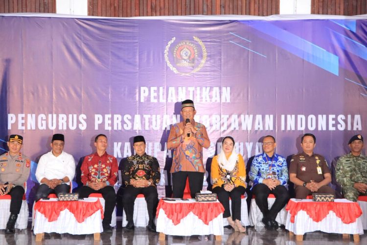 Prosesi pelantikan Pengurus Persatuan Wartawan Indonesia (PWI) Kabupaten Seruyan masa bakti 2026–2029 berlangsung khidmat di Pendopo Rumah Jabatan Bupati Seruyan, Jumat (20/2/2026) sore.