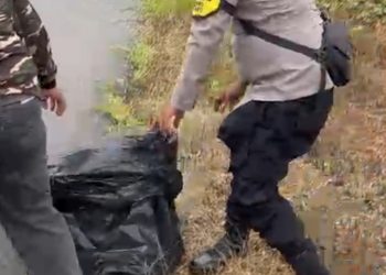 Bhabinkamtibmas Bripka Eko Pujianto bersama Pokdarwis dan masyarakat Kelurahan Sei Gohong melaksanakan aksi bersih-bersih sampah guna menjaga kebersihan serta kelestarian lingkungan wilayah setempat.