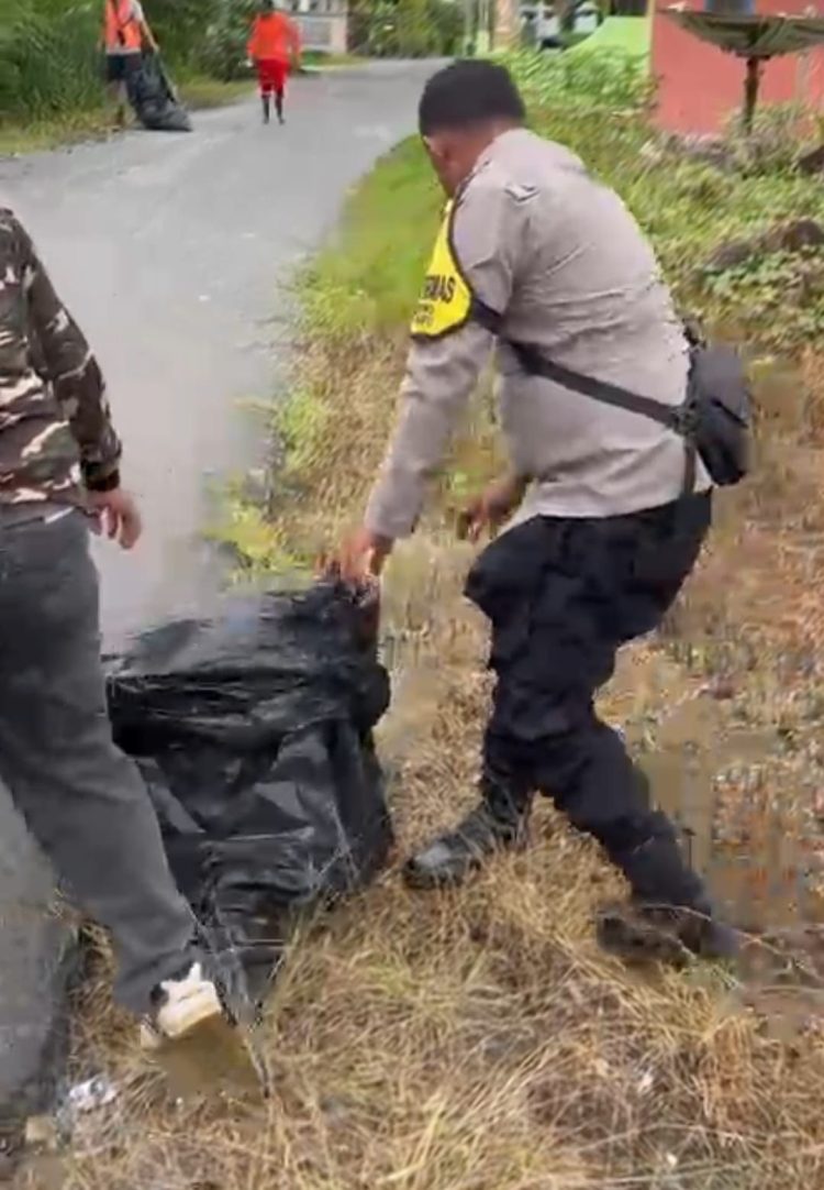 Bhabinkamtibmas Bripka Eko Pujianto bersama Pokdarwis dan masyarakat Kelurahan Sei Gohong melaksanakan aksi bersih-bersih sampah guna menjaga kebersihan serta kelestarian lingkungan wilayah setempat.
