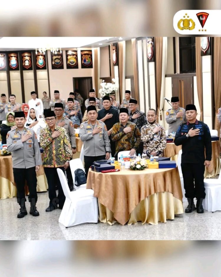 Komandan Korps Brimob Polri Ramdani Hidayat mendampingi Kapolri Listyo Sigit Prabowo dalam kegiatan yang berlangsung pada Jumat 20/2/2026 sore. Acara dimulai pukul 16.00 WIB dan dihadiri oleh jajaran Pejabat Utama Mabes Polri serta penceramah yang mengisi tausiah Ramadan.