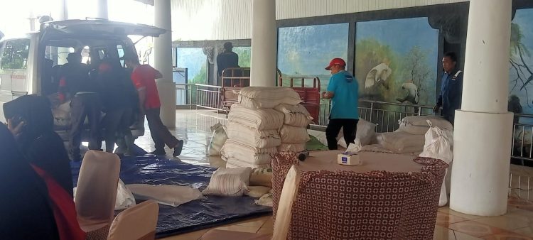 Sebanyak kurang lebih 1.000 kantong beras masing-masing seberat 5 kilogram atau total sekitar 5 ton beras didistribusikan melalui Ketua RT setempat