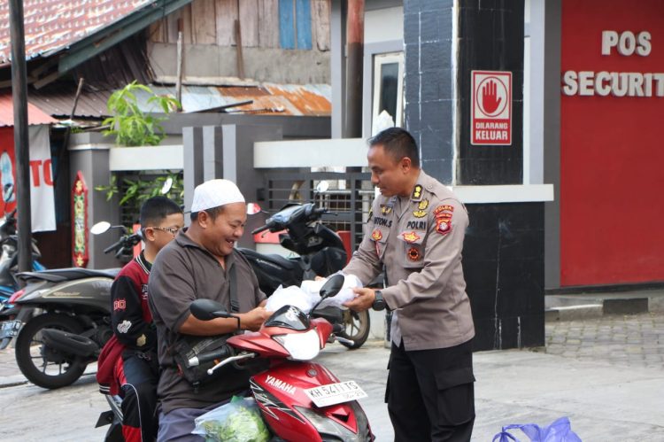 Rumah Sakit (Rumkit) Bhayangkara Tingkat III Palangka Raya Polda Kalteng melaksanakan kegiatan berbagi takjil gratis kepada masyarakat sebagai wujud kepedulian Polri di bulan suci Ramadan