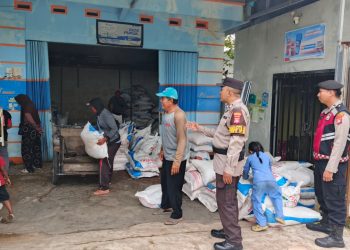 Personel Kepolisian Resor (Polres) Seruyan melaksanakan kegiatan pengaturan lalu lintas dan pengamanan di Pangkalan Pupuk Az-Zahra yang terletak di Jalan Tjilik Riwut, Kuala Pembuang, Kecamatan Seruyan Hilir, pada Minggu (22/2/2026).