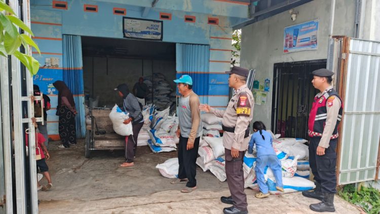 Personel Kepolisian Resor (Polres) Seruyan melaksanakan kegiatan pengaturan lalu lintas dan pengamanan di Pangkalan Pupuk Az-Zahra yang terletak di Jalan Tjilik Riwut, Kuala Pembuang, Kecamatan Seruyan Hilir, pada Minggu (22/2/2026).