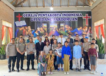 Polres Samosir melaksanakan kegiatan Minggu Kasih bersama puluhan jemaat di GPI Sidang Pardomuan Rianiate, Kecamatan Onanrunggu, Minggu (22/02/2026).