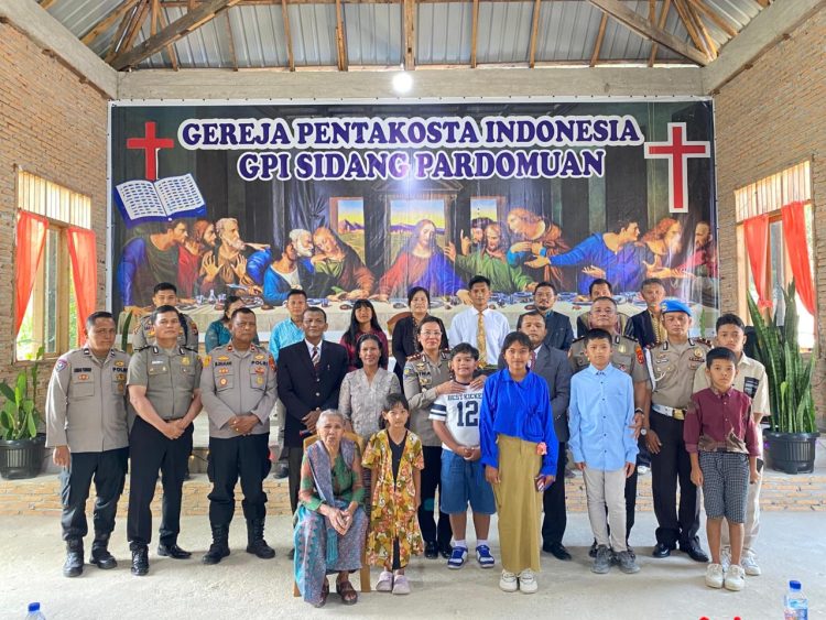 Polres Samosir melaksanakan kegiatan Minggu Kasih bersama puluhan jemaat di GPI Sidang Pardomuan Rianiate, Kecamatan Onanrunggu, Minggu (22/02/2026).