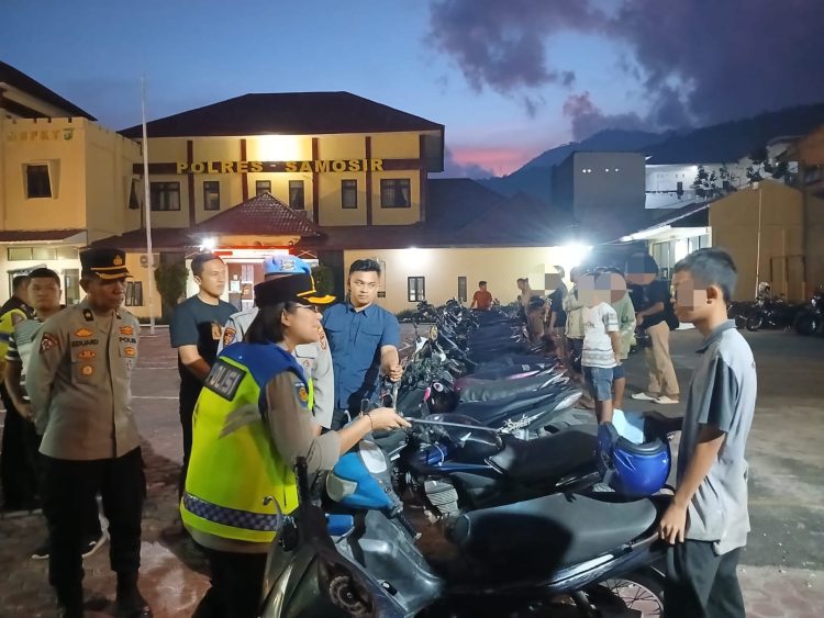 Kegiatan ini dipimpin langsung oleh Kapolres Samosir, Rina Sry Nirwana Tarigan, pada pukul 17.00 WIB hingga 18.00 WIB dan dilanjutkan pada malam hari hingga Minggu dinihari yang dipimpin Perwira Pengawas IPTU Donal P. Sitanggang, S.H., M.H.