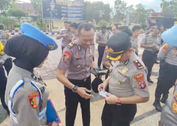 Wakapolres Seruyan Kompol Hendry, S.E., bersama dengan para Pejabat Utama (PJU) langsung menggelar pemeriksaan mendadak (sidak) terhadap kerapihan, penampilan, serta kelengkapan identitas diri seluruh personel yang hadir.