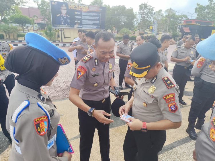 Wakapolres Seruyan Kompol Hendry, S.E., bersama dengan para Pejabat Utama (PJU) langsung menggelar pemeriksaan mendadak (sidak) terhadap kerapihan, penampilan, serta kelengkapan identitas diri seluruh personel yang hadir.