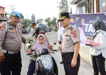 Polres Dairi menggelar kegiatan pembagian takjil kepada masyarakat, Senin (23/2/2026).