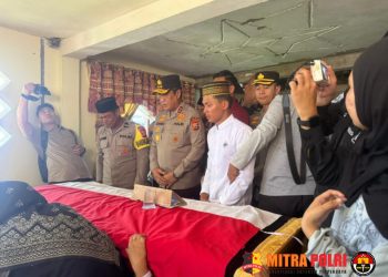 Kapolda Sulawesi Selatan Irjen Pol. Djuhandhani Rahardjo Puro hadir secara langsung menyampaikan belasungkawa kepada keluarga.