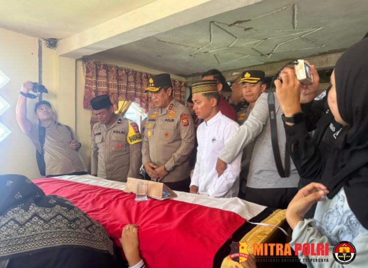 Kapolda Sulawesi Selatan Irjen Pol. Djuhandhani Rahardjo Puro hadir secara langsung menyampaikan belasungkawa kepada keluarga.