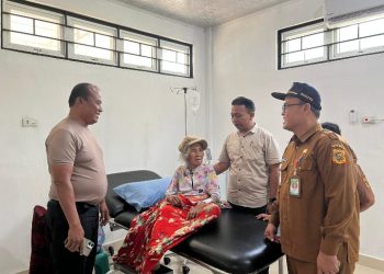 Kapolsek Tanah Pinem menunjukkan kepedulian terhadap masyarakat dengan membesuk warga kelompok rentan yang sedang menjalani perawatan di UPT Puskesmas Kutabuluh, Kecamatan Tanah Pinem, Kabupaten Dairi, Selasa (24/2/2026).